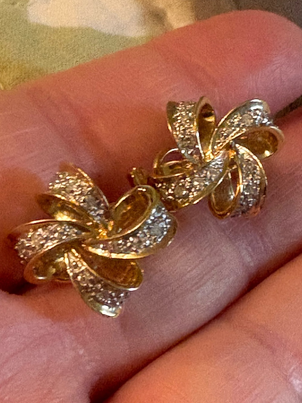 Ribbon 🎀 or Pinwheel shaped genuine Diamond 💎 studs 14k gold . Dazzling pair.